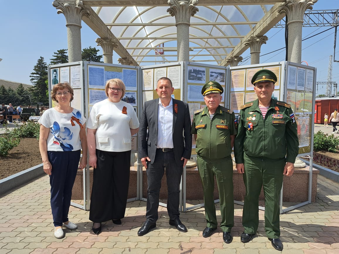 Экспонирование выставки архивных документов «Нам не помнить об этом нельзя».