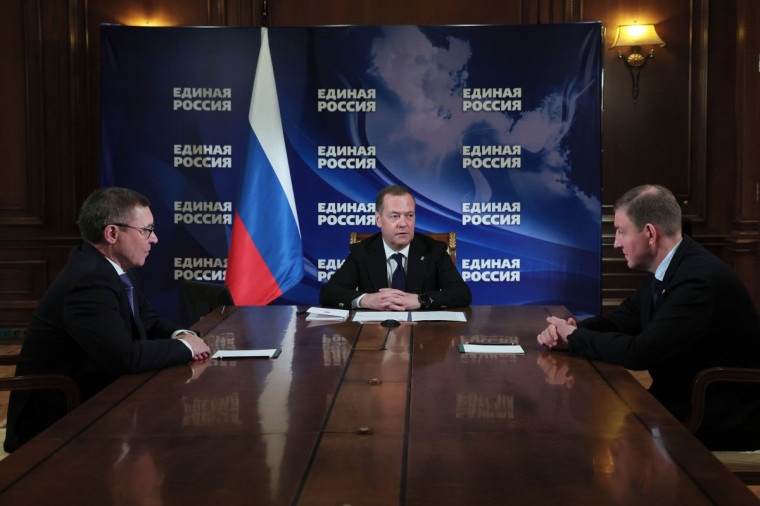 Председатель «Единой России» Дмитрий Медведев назначил полпреда Президента в Уральском федеральном округе Владимира Якушева врио секретаря Генсовета партии. Председатель «Единой России» Дмитрий Медведев назначил полпреда Президента в Уральском федеральном округе Владимира Якушева врио секретаря Генсовета партии.